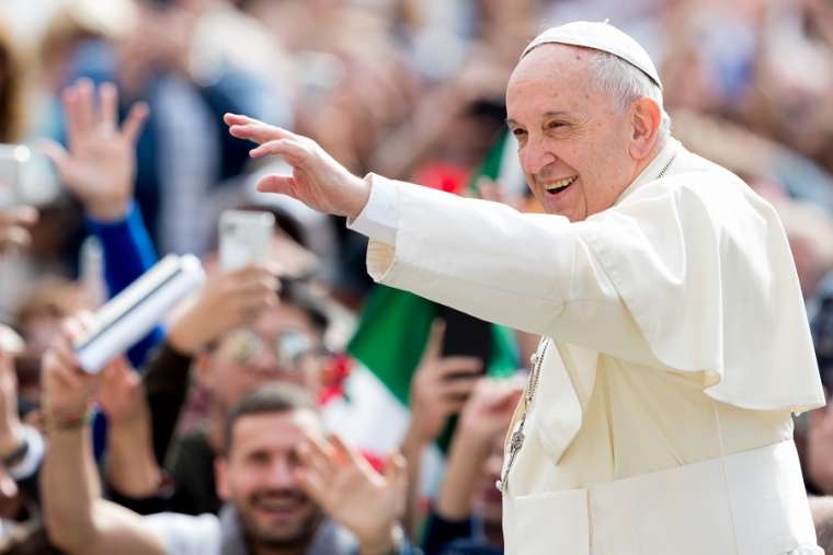 "Go, see and share": the Pope's message to communicators