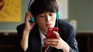 Uma cidade japonesa quer limitar o uso de celulares a duas horas por dia. Uma cidade japonesa quer limitar o uso de celulares a duas horas por dia.