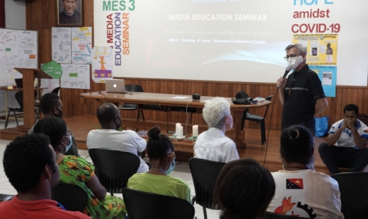Un membre de SIGNIS en Papouasie-Nouvelle-Guinée forme de jeunes communicateurs pour créer un impact médiatique positif